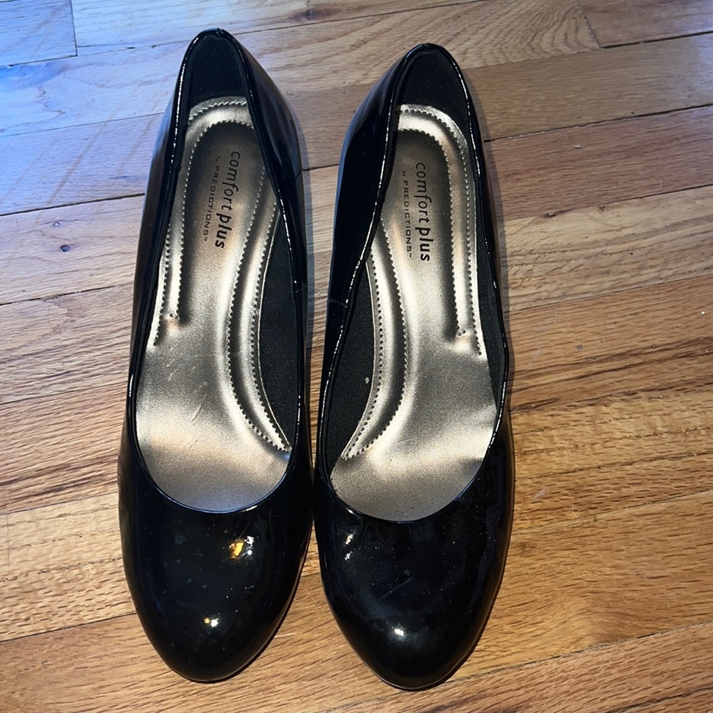 LIKE NEW Black patent leather close toed heels